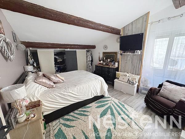 Maison de 126 m², terrasse et T2 indépendant en centre ancien.