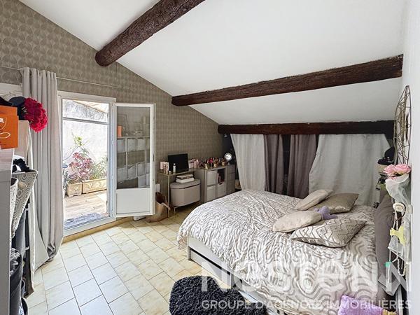 Maison de 126 m², terrasse et T2 indépendant en centre ancien.