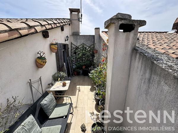 Maison de 126 m², terrasse et T2 indépendant en centre ancien.