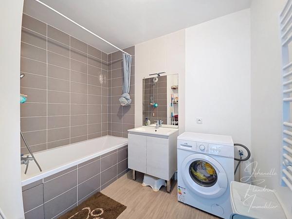 Limay, F3 de 56 m², Dernier étage, Balcon, Parking, Résidence de 2019