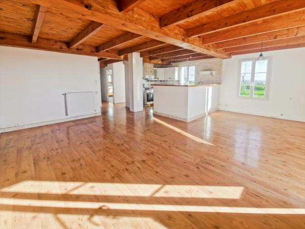 Maison à vendre 6 pièces proche de SURGERES (17)- 152 m² habitables - garage - jardin - piscine