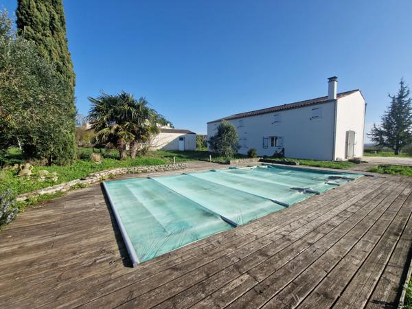 Maison à vendre 6 pièces proche de SURGERES (17)- 152 m² habitables - garage - jardin - piscine