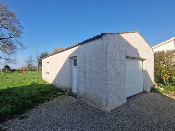 Maison à vendre 6 pièces proche de SURGERES (17)- 152 m² habitables - garage - jardin - piscine