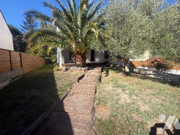 Une maison sur sous-sol. Séjour-salon, trois chambres (dont une avec douche), sdb.
Jardin derrière.