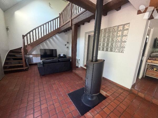 Une maison sur sous-sol. Séjour-salon, trois chambres (dont une avec douche), sdb.
Jardin derrière.