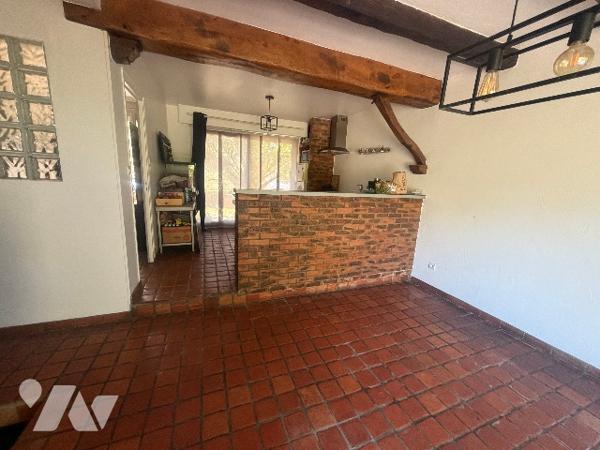 Une maison sur sous-sol. Séjour-salon, trois chambres (dont une avec douche), sdb.
Jardin derrière.