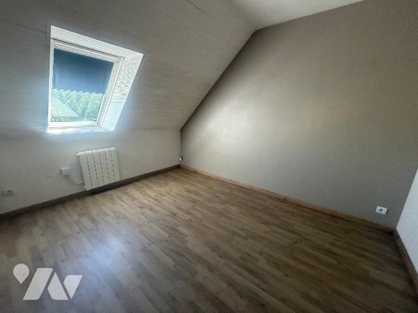 Une maison sur sous-sol. Séjour-salon, trois chambres (dont une avec douche), sdb.
Jardin derrière.
