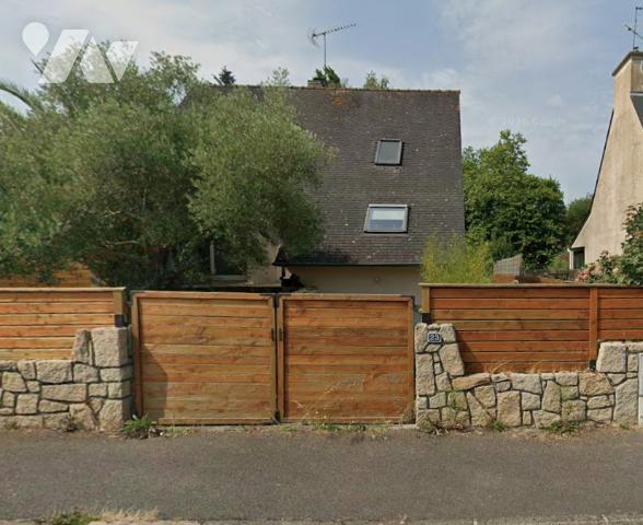 Une maison sur sous-sol. Séjour-salon, trois chambres (dont une avec douche), sdb.
Jardin derrière.