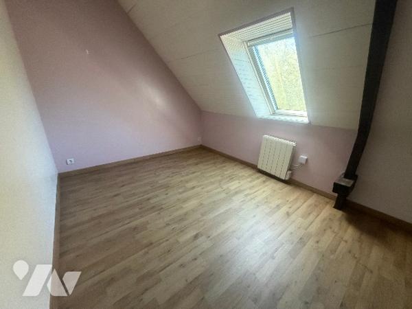 Une maison sur sous-sol. Séjour-salon, trois chambres (dont une avec douche), sdb.
Jardin derrière.