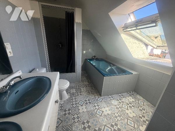 Une maison sur sous-sol. Séjour-salon, trois chambres (dont une avec douche), sdb.
Jardin derrière.
