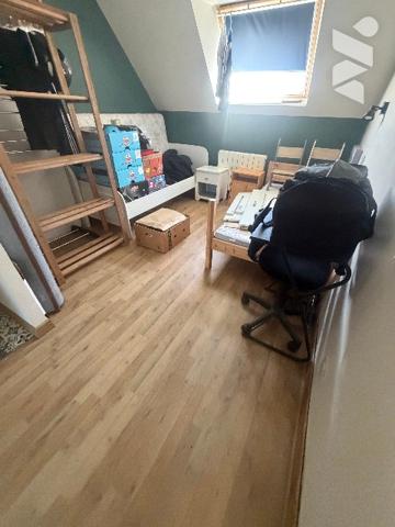 Une maison sur sous-sol. Séjour-salon, trois chambres (dont une avec douche), sdb.
Jardin derrière.