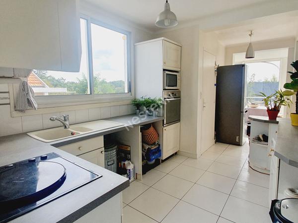 Orvault Vallée : EN VENTE Maison familiale au calme, sur la vallée du Cens, 124 m², 3 chambres et bureau, sous sol aménageable, garage. Jardin exposé Sud.