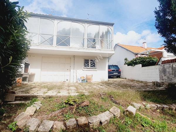 Orvault Vallée : EN VENTE Maison familiale au calme, sur la vallée du Cens, 124 m², 3 chambres et bureau, sous sol aménageable, garage. Jardin exposé Sud.