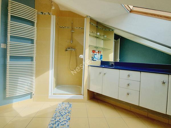 Orvault Vallée : EN VENTE Maison familiale au calme, sur la vallée du Cens, 124 m², 3 chambres et bureau, sous sol aménageable, garage. Jardin exposé Sud.