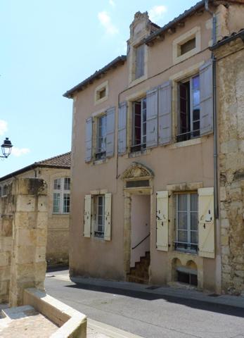 MAISON EN PIERRE LUMINEUSE DANS LE COEUR HISTORIQUE DE LECTOURE
