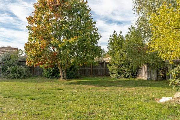 Terrain constructible de 1 100 m² à Salles – libre constructeur