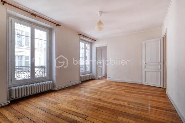 Lagny-sur-Marne – Centre-ville – Appartement F4 de charme de 74 m² – À deux pas de la gare

Idéalement situé en plein cœur de Lagny-sur-Marne, à seulement quelques minutes à pied de la gare SNCF, découvrez cet agréable appartement de type F4 d’environ 74 m², alliant le charme de l’ancien et un environnement calme.

Il se compose d’une entrée avec dégagement et espace de rangement, d’un WC indépendant, d’un séjour lumineux, d’une cuisine indépendante, de deux chambres, d’un bureau ainsi que d’une salle de bains.

Une cave et un grenier complètent ce bien.

Vous serez séduit par ses nombreux atouts : parquet ancien, cheminée, belle luminosité et environnement calme, tout en bénéficiant de la proximité immédiate des commerces, des écoles et des transports.

Un véritable avantage : le ravalement de façade de l’immeuble est prévu prochainement et son coût est intégralement pris en charge par le propriétaire vendeur, vous offrant une réelle tranquillité d’esprit.

Grâce à sa configuration et à son emplacement stratégique, cet appartement conviendra aussi bien à une famille qu’à une profession libérale recherchant une adresse centrale et facilement accessible.

Une belle opportunité à découvrir sans tarder !