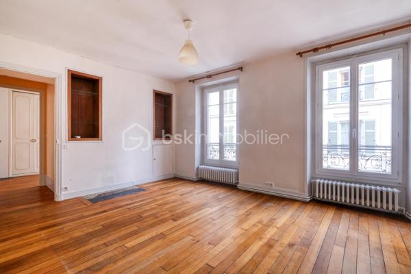 Lagny-sur-Marne – Centre-ville – Appartement F4 de charme de 74 m² – À deux pas de la gare

Idéalement situé en plein cœur de Lagny-sur-Marne, à seulement quelques minutes à pied de la gare SNCF, découvrez cet agréable appartement de type F4 d’environ 74 m², alliant le charme de l’ancien et un environnement calme.

Il se compose d’une entrée avec dégagement et espace de rangement, d’un WC indépendant, d’un séjour lumineux, d’une cuisine indépendante, de deux chambres, d’un bureau ainsi que d’une salle de bains.

Une cave et un grenier complètent ce bien.

Vous serez séduit par ses nombreux atouts : parquet ancien, cheminée, belle luminosité et environnement calme, tout en bénéficiant de la proximité immédiate des commerces, des écoles et des transports.

Un véritable avantage : le ravalement de façade de l’immeuble est prévu prochainement et son coût est intégralement pris en charge par le propriétaire vendeur, vous offrant une réelle tranquillité d’esprit.

Grâce à sa configuration et à son emplacement stratégique, cet appartement conviendra aussi bien à une famille qu’à une profession libérale recherchant une adresse centrale et facilement accessible.

Une belle opportunité à découvrir sans tarder !