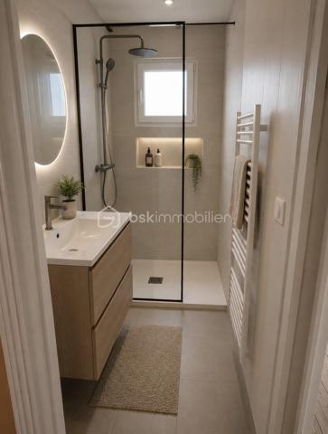 Lagny-sur-Marne – Centre-ville – Appartement F4 de charme de 74 m² – À deux pas de la gare

Idéalement situé en plein cœur de Lagny-sur-Marne, à seulement quelques minutes à pied de la gare SNCF, découvrez cet agréable appartement de type F4 d’environ 74 m², alliant le charme de l’ancien et un environnement calme.

Il se compose d’une entrée avec dégagement et espace de rangement, d’un WC indépendant, d’un séjour lumineux, d’une cuisine indépendante, de deux chambres, d’un bureau ainsi que d’une salle de bains.

Une cave et un grenier complètent ce bien.

Vous serez séduit par ses nombreux atouts : parquet ancien, cheminée, belle luminosité et environnement calme, tout en bénéficiant de la proximité immédiate des commerces, des écoles et des transports.

Un véritable avantage : le ravalement de façade de l’immeuble est prévu prochainement et son coût est intégralement pris en charge par le propriétaire vendeur, vous offrant une réelle tranquillité d’esprit.

Grâce à sa configuration et à son emplacement stratégique, cet appartement conviendra aussi bien à une famille qu’à une profession libérale recherchant une adresse centrale et facilement accessible.

Une belle opportunité à découvrir sans tarder !