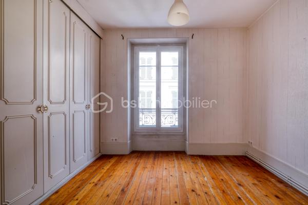 Lagny-sur-Marne – Centre-ville – Appartement F4 de charme de 74 m² – À deux pas de la gare

Idéalement situé en plein cœur de Lagny-sur-Marne, à seulement quelques minutes à pied de la gare SNCF, découvrez cet agréable appartement de type F4 d’environ 74 m², alliant le charme de l’ancien et un environnement calme.

Il se compose d’une entrée avec dégagement et espace de rangement, d’un WC indépendant, d’un séjour lumineux, d’une cuisine indépendante, de deux chambres, d’un bureau ainsi que d’une salle de bains.

Une cave et un grenier complètent ce bien.

Vous serez séduit par ses nombreux atouts : parquet ancien, cheminée, belle luminosité et environnement calme, tout en bénéficiant de la proximité immédiate des commerces, des écoles et des transports.

Un véritable avantage : le ravalement de façade de l’immeuble est prévu prochainement et son coût est intégralement pris en charge par le propriétaire vendeur, vous offrant une réelle tranquillité d’esprit.

Grâce à sa configuration et à son emplacement stratégique, cet appartement conviendra aussi bien à une famille qu’à une profession libérale recherchant une adresse centrale et facilement accessible.

Une belle opportunité à découvrir sans tarder !