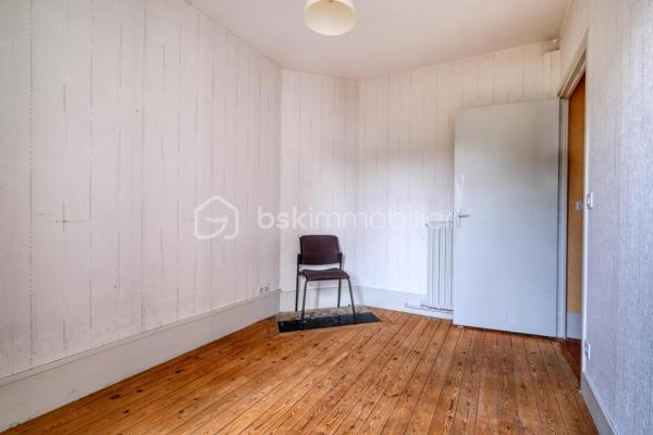 Lagny-sur-Marne – Centre-ville – Appartement F4 de charme de 74 m² – À deux pas de la gare

Idéalement situé en plein cœur de Lagny-sur-Marne, à seulement quelques minutes à pied de la gare SNCF, découvrez cet agréable appartement de type F4 d’environ 74 m², alliant le charme de l’ancien et un environnement calme.

Il se compose d’une entrée avec dégagement et espace de rangement, d’un WC indépendant, d’un séjour lumineux, d’une cuisine indépendante, de deux chambres, d’un bureau ainsi que d’une salle de bains.

Une cave et un grenier complètent ce bien.

Vous serez séduit par ses nombreux atouts : parquet ancien, cheminée, belle luminosité et environnement calme, tout en bénéficiant de la proximité immédiate des commerces, des écoles et des transports.

Un véritable avantage : le ravalement de façade de l’immeuble est prévu prochainement et son coût est intégralement pris en charge par le propriétaire vendeur, vous offrant une réelle tranquillité d’esprit.

Grâce à sa configuration et à son emplacement stratégique, cet appartement conviendra aussi bien à une famille qu’à une profession libérale recherchant une adresse centrale et facilement accessible.

Une belle opportunité à découvrir sans tarder !