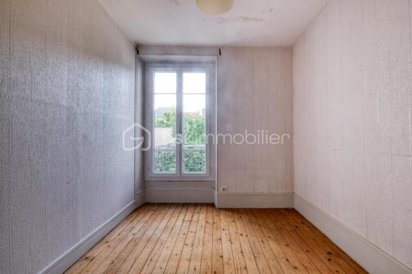 Lagny-sur-Marne – Centre-ville – Appartement F4 de charme de 74 m² – À deux pas de la gare

Idéalement situé en plein cœur de Lagny-sur-Marne, à seulement quelques minutes à pied de la gare SNCF, découvrez cet agréable appartement de type F4 d’environ 74 m², alliant le charme de l’ancien et un environnement calme.

Il se compose d’une entrée avec dégagement et espace de rangement, d’un WC indépendant, d’un séjour lumineux, d’une cuisine indépendante, de deux chambres, d’un bureau ainsi que d’une salle de bains.

Une cave et un grenier complètent ce bien.

Vous serez séduit par ses nombreux atouts : parquet ancien, cheminée, belle luminosité et environnement calme, tout en bénéficiant de la proximité immédiate des commerces, des écoles et des transports.

Un véritable avantage : le ravalement de façade de l’immeuble est prévu prochainement et son coût est intégralement pris en charge par le propriétaire vendeur, vous offrant une réelle tranquillité d’esprit.

Grâce à sa configuration et à son emplacement stratégique, cet appartement conviendra aussi bien à une famille qu’à une profession libérale recherchant une adresse centrale et facilement accessible.

Une belle opportunité à découvrir sans tarder !