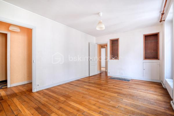 Lagny-sur-Marne – Centre-ville – Appartement F4 de charme de 74 m² – À deux pas de la gare

Idéalement situé en plein cœur de Lagny-sur-Marne, à seulement quelques minutes à pied de la gare SNCF, découvrez cet agréable appartement de type F4 d’environ 74 m², alliant le charme de l’ancien et un environnement calme.

Il se compose d’une entrée avec dégagement et espace de rangement, d’un WC indépendant, d’un séjour lumineux, d’une cuisine indépendante, de deux chambres, d’un bureau ainsi que d’une salle de bains.

Une cave et un grenier complètent ce bien.

Vous serez séduit par ses nombreux atouts : parquet ancien, cheminée, belle luminosité et environnement calme, tout en bénéficiant de la proximité immédiate des commerces, des écoles et des transports.

Un véritable avantage : le ravalement de façade de l’immeuble est prévu prochainement et son coût est intégralement pris en charge par le propriétaire vendeur, vous offrant une réelle tranquillité d’esprit.

Grâce à sa configuration et à son emplacement stratégique, cet appartement conviendra aussi bien à une famille qu’à une profession libérale recherchant une adresse centrale et facilement accessible.

Une belle opportunité à découvrir sans tarder !