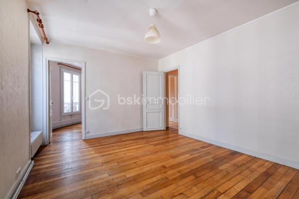 Lagny-sur-Marne – Centre-ville – Appartement F4 de charme de 74 m² – À deux pas de la gare

Idéalement situé en plein cœur de Lagny-sur-Marne, à seulement quelques minutes à pied de la gare SNCF, découvrez cet agréable appartement de type F4 d’environ 74 m², alliant le charme de l’ancien et un environnement calme.

Il se compose d’une entrée avec dégagement et espace de rangement, d’un WC indépendant, d’un séjour lumineux, d’une cuisine indépendante, de deux chambres, d’un bureau ainsi que d’une salle de bains.

Une cave et un grenier complètent ce bien.

Vous serez séduit par ses nombreux atouts : parquet ancien, cheminée, belle luminosité et environnement calme, tout en bénéficiant de la proximité immédiate des commerces, des écoles et des transports.

Un véritable avantage : le ravalement de façade de l’immeuble est prévu prochainement et son coût est intégralement pris en charge par le propriétaire vendeur, vous offrant une réelle tranquillité d’esprit.

Grâce à sa configuration et à son emplacement stratégique, cet appartement conviendra aussi bien à une famille qu’à une profession libérale recherchant une adresse centrale et facilement accessible.

Une belle opportunité à découvrir sans tarder !