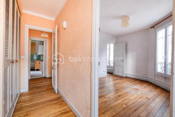 Lagny-sur-Marne – Centre-ville – Appartement F4 de charme de 74 m² – À deux pas de la gare

Idéalement situé en plein cœur de Lagny-sur-Marne, à seulement quelques minutes à pied de la gare SNCF, découvrez cet agréable appartement de type F4 d’environ 74 m², alliant le charme de l’ancien et un environnement calme.

Il se compose d’une entrée avec dégagement et espace de rangement, d’un WC indépendant, d’un séjour lumineux, d’une cuisine indépendante, de deux chambres, d’un bureau ainsi que d’une salle de bains.

Une cave et un grenier complètent ce bien.

Vous serez séduit par ses nombreux atouts : parquet ancien, cheminée, belle luminosité et environnement calme, tout en bénéficiant de la proximité immédiate des commerces, des écoles et des transports.

Un véritable avantage : le ravalement de façade de l’immeuble est prévu prochainement et son coût est intégralement pris en charge par le propriétaire vendeur, vous offrant une réelle tranquillité d’esprit.

Grâce à sa configuration et à son emplacement stratégique, cet appartement conviendra aussi bien à une famille qu’à une profession libérale recherchant une adresse centrale et facilement accessible.

Une belle opportunité à découvrir sans tarder !