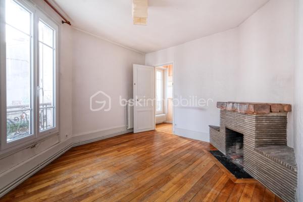 Lagny-sur-Marne – Centre-ville – Appartement F4 de charme de 74 m² – À deux pas de la gare

Idéalement situé en plein cœur de Lagny-sur-Marne, à seulement quelques minutes à pied de la gare SNCF, découvrez cet agréable appartement de type F4 d’environ 74 m², alliant le charme de l’ancien et un environnement calme.

Il se compose d’une entrée avec dégagement et espace de rangement, d’un WC indépendant, d’un séjour lumineux, d’une cuisine indépendante, de deux chambres, d’un bureau ainsi que d’une salle de bains.

Une cave et un grenier complètent ce bien.

Vous serez séduit par ses nombreux atouts : parquet ancien, cheminée, belle luminosité et environnement calme, tout en bénéficiant de la proximité immédiate des commerces, des écoles et des transports.

Un véritable avantage : le ravalement de façade de l’immeuble est prévu prochainement et son coût est intégralement pris en charge par le propriétaire vendeur, vous offrant une réelle tranquillité d’esprit.

Grâce à sa configuration et à son emplacement stratégique, cet appartement conviendra aussi bien à une famille qu’à une profession libérale recherchant une adresse centrale et facilement accessible.

Une belle opportunité à découvrir sans tarder !