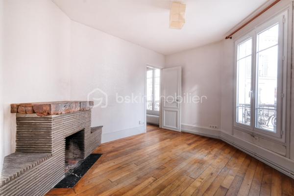 Lagny-sur-Marne – Centre-ville – Appartement F4 de charme de 74 m² – À deux pas de la gare

Idéalement situé en plein cœur de Lagny-sur-Marne, à seulement quelques minutes à pied de la gare SNCF, découvrez cet agréable appartement de type F4 d’environ 74 m², alliant le charme de l’ancien et un environnement calme.

Il se compose d’une entrée avec dégagement et espace de rangement, d’un WC indépendant, d’un séjour lumineux, d’une cuisine indépendante, de deux chambres, d’un bureau ainsi que d’une salle de bains.

Une cave et un grenier complètent ce bien.

Vous serez séduit par ses nombreux atouts : parquet ancien, cheminée, belle luminosité et environnement calme, tout en bénéficiant de la proximité immédiate des commerces, des écoles et des transports.

Un véritable avantage : le ravalement de façade de l’immeuble est prévu prochainement et son coût est intégralement pris en charge par le propriétaire vendeur, vous offrant une réelle tranquillité d’esprit.

Grâce à sa configuration et à son emplacement stratégique, cet appartement conviendra aussi bien à une famille qu’à une profession libérale recherchant une adresse centrale et facilement accessible.

Une belle opportunité à découvrir sans tarder !