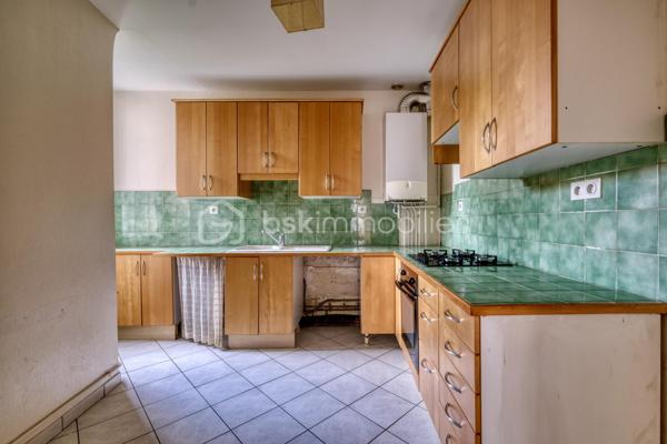 Lagny-sur-Marne – Centre-ville – Appartement F4 de charme de 74 m² – À deux pas de la gare

Idéalement situé en plein cœur de Lagny-sur-Marne, à seulement quelques minutes à pied de la gare SNCF, découvrez cet agréable appartement de type F4 d’environ 74 m², alliant le charme de l’ancien et un environnement calme.

Il se compose d’une entrée avec dégagement et espace de rangement, d’un WC indépendant, d’un séjour lumineux, d’une cuisine indépendante, de deux chambres, d’un bureau ainsi que d’une salle de bains.

Une cave et un grenier complètent ce bien.

Vous serez séduit par ses nombreux atouts : parquet ancien, cheminée, belle luminosité et environnement calme, tout en bénéficiant de la proximité immédiate des commerces, des écoles et des transports.

Un véritable avantage : le ravalement de façade de l’immeuble est prévu prochainement et son coût est intégralement pris en charge par le propriétaire vendeur, vous offrant une réelle tranquillité d’esprit.

Grâce à sa configuration et à son emplacement stratégique, cet appartement conviendra aussi bien à une famille qu’à une profession libérale recherchant une adresse centrale et facilement accessible.

Une belle opportunité à découvrir sans tarder !