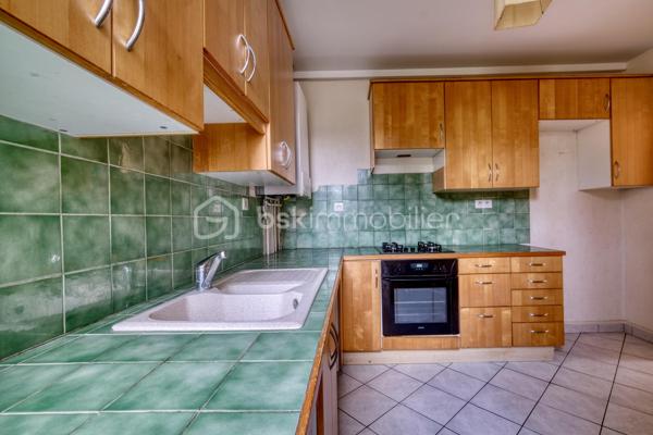 Lagny-sur-Marne – Centre-ville – Appartement F4 de charme de 74 m² – À deux pas de la gare

Idéalement situé en plein cœur de Lagny-sur-Marne, à seulement quelques minutes à pied de la gare SNCF, découvrez cet agréable appartement de type F4 d’environ 74 m², alliant le charme de l’ancien et un environnement calme.

Il se compose d’une entrée avec dégagement et espace de rangement, d’un WC indépendant, d’un séjour lumineux, d’une cuisine indépendante, de deux chambres, d’un bureau ainsi que d’une salle de bains.

Une cave et un grenier complètent ce bien.

Vous serez séduit par ses nombreux atouts : parquet ancien, cheminée, belle luminosité et environnement calme, tout en bénéficiant de la proximité immédiate des commerces, des écoles et des transports.

Un véritable avantage : le ravalement de façade de l’immeuble est prévu prochainement et son coût est intégralement pris en charge par le propriétaire vendeur, vous offrant une réelle tranquillité d’esprit.

Grâce à sa configuration et à son emplacement stratégique, cet appartement conviendra aussi bien à une famille qu’à une profession libérale recherchant une adresse centrale et facilement accessible.

Une belle opportunité à découvrir sans tarder !