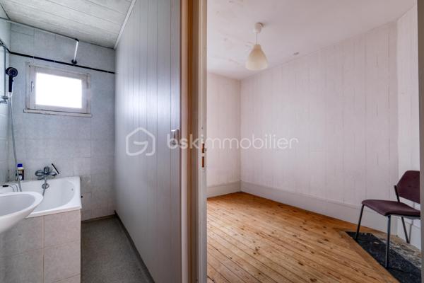 Lagny-sur-Marne – Centre-ville – Appartement F4 de charme de 74 m² – À deux pas de la gare

Idéalement situé en plein cœur de Lagny-sur-Marne, à seulement quelques minutes à pied de la gare SNCF, découvrez cet agréable appartement de type F4 d’environ 74 m², alliant le charme de l’ancien et un environnement calme.

Il se compose d’une entrée avec dégagement et espace de rangement, d’un WC indépendant, d’un séjour lumineux, d’une cuisine indépendante, de deux chambres, d’un bureau ainsi que d’une salle de bains.

Une cave et un grenier complètent ce bien.

Vous serez séduit par ses nombreux atouts : parquet ancien, cheminée, belle luminosité et environnement calme, tout en bénéficiant de la proximité immédiate des commerces, des écoles et des transports.

Un véritable avantage : le ravalement de façade de l’immeuble est prévu prochainement et son coût est intégralement pris en charge par le propriétaire vendeur, vous offrant une réelle tranquillité d’esprit.

Grâce à sa configuration et à son emplacement stratégique, cet appartement conviendra aussi bien à une famille qu’à une profession libérale recherchant une adresse centrale et facilement accessible.

Une belle opportunité à découvrir sans tarder !