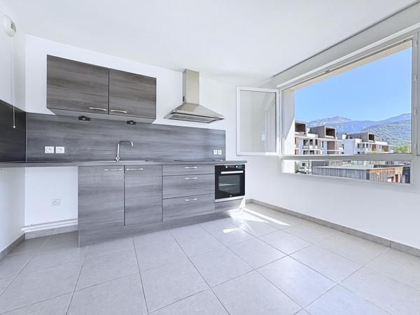 Appartement récent, au calme, ascenseur et grande terrasse