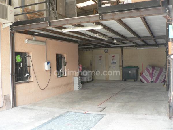 Chateauneuf-les-Martigues, ZAC La Valampe : Locaux professionnels, bureaux, ateliers, hangars + Maison avec piscine