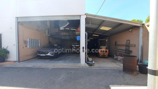 Chateauneuf-les-Martigues, ZAC La Valampe : Locaux professionnels, bureaux, ateliers, hangars + Maison avec piscine