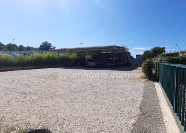 Chateauneuf-les-Martigues, ZAC La Valampe : Locaux professionnels, bureaux, ateliers, hangars + Maison avec piscine