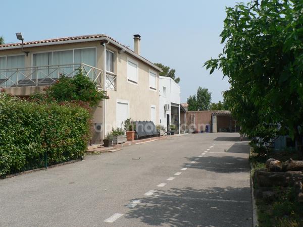Chateauneuf-les-Martigues, ZAC La Valampe : Locaux professionnels, bureaux, ateliers, hangars + Maison avec piscine
