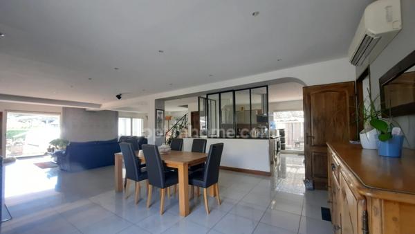 Chateauneuf-les-Martigues, ZAC La Valampe : Locaux professionnels, bureaux, ateliers, hangars + Maison avec piscine