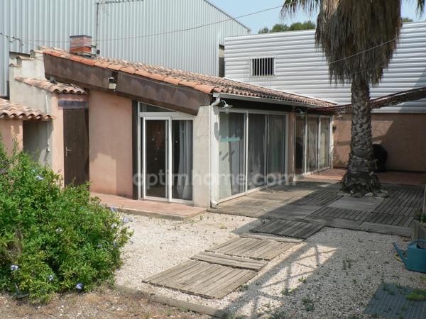 Chateauneuf-les-Martigues, ZAC La Valampe : Locaux professionnels, bureaux, ateliers, hangars + Maison avec piscine