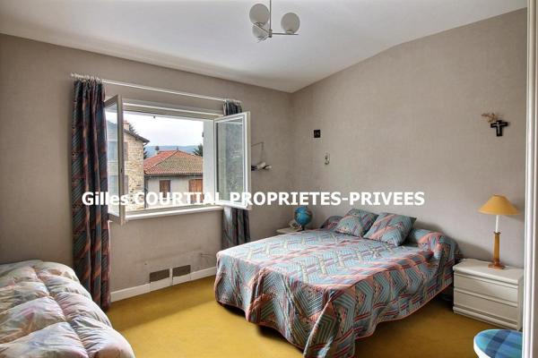 Saint-Julien-Chapteuil  43260  maison traditionnelle de 1972 sur deux niveaux élevés sur sous-sol  302 m² habitables 6 chambres sur 1613m² de terrain