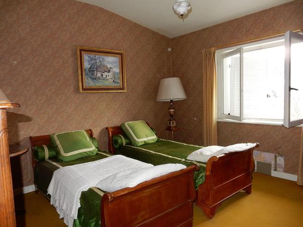 Saint-Julien-Chapteuil  43260  maison traditionnelle de 1972 sur deux niveaux élevés sur sous-sol  302 m² habitables 6 chambres sur 1613m² de terrain