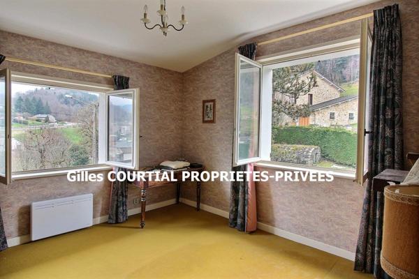 Saint-Julien-Chapteuil  43260  maison traditionnelle de 1972 sur deux niveaux élevés sur sous-sol  302 m² habitables 6 chambres sur 1613m² de terrain