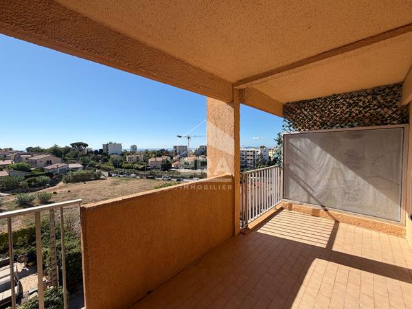 Piscine, vue dégagée et terrasse profonde pour ce studio coup de coeur