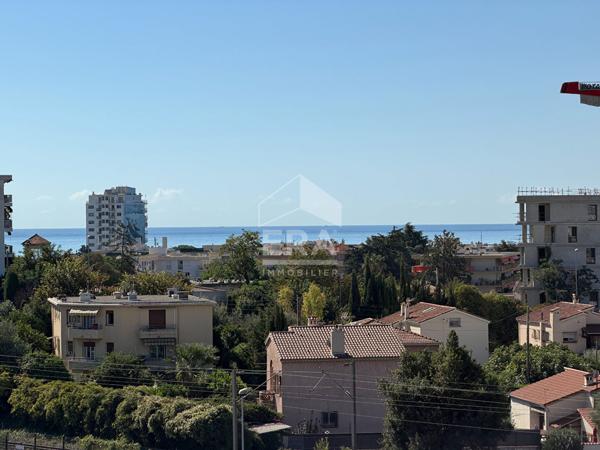 Piscine, vue dégagée et terrasse profonde pour ce studio coup de coeur