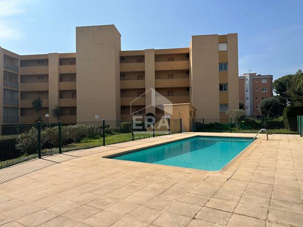 Piscine, vue dégagée et terrasse profonde pour ce studio coup de coeur