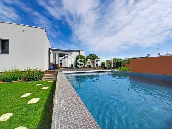 Villa contemporaine de plain pied d,environ 110 m² + dépendance de 13 m² sur un terrain de 705 m² - piscine, cuisine d'été, jardin, garage.
