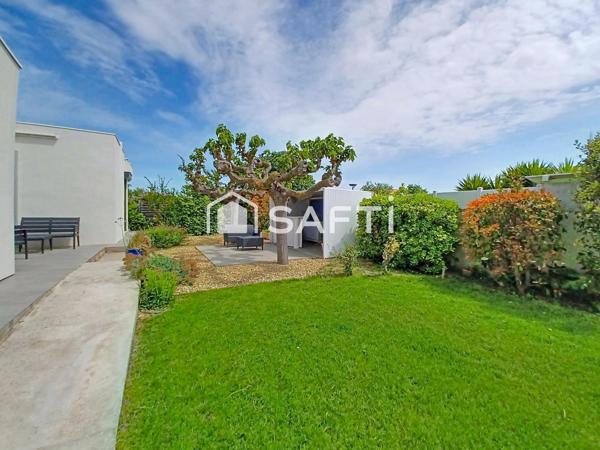 Villa contemporaine de plain pied d,environ 110 m² + dépendance de 13 m² sur un terrain de 705 m² - piscine, cuisine d'été, jardin, garage.