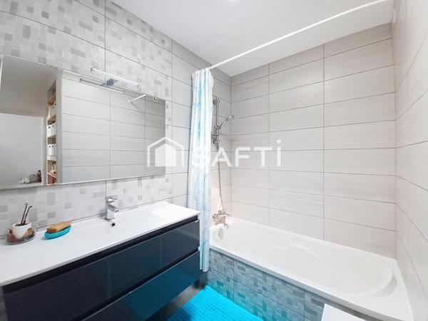 Villa contemporaine de plain pied d,environ 110 m² + dépendance de 13 m² sur un terrain de 705 m² - piscine, cuisine d'été, jardin, garage.